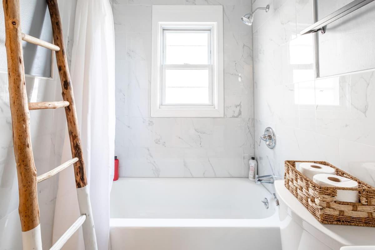 Appartamento The Blue Sapphire 2Br 2 King Beds & Ample Backyard Bridgeport Esterno foto